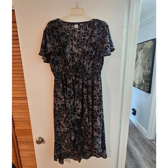 VENUS Dresses & Skirts - Women's Venus Printed Open Cut Long Dress Size M